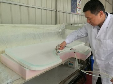 BIGGER sofa factory teach you how to solve the operation of sofa spray adhesive.